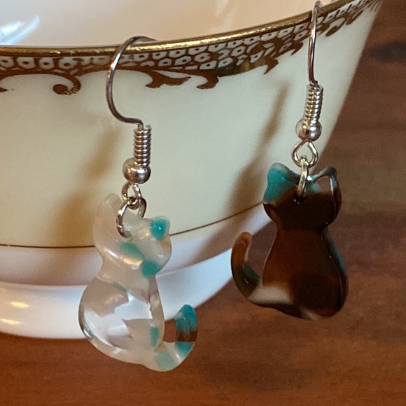 ‼️💲3 SALE‼️ Beautiful vintage inspired cat earrings! - Picture 4 of 7